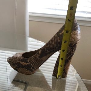 Platform peeptoe pumps